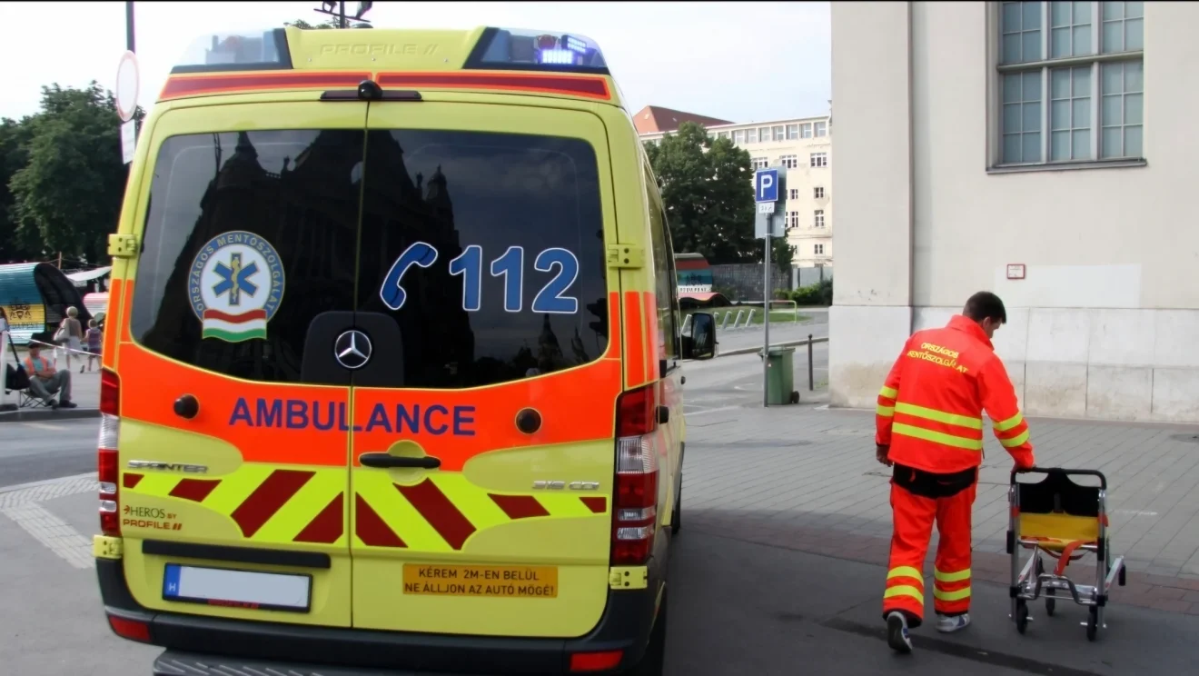 Az Országos Mentőszolgálat mentőautója és mentődolgozó Budapesten