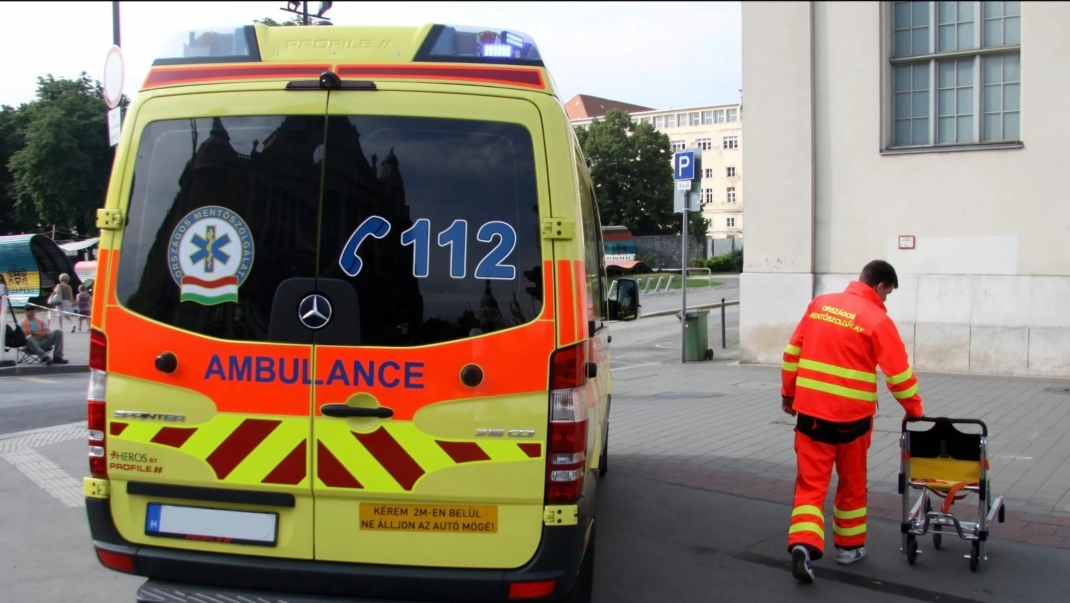 Az Országos Mentőszolgálat mentőautója és mentődolgozó Budapesten