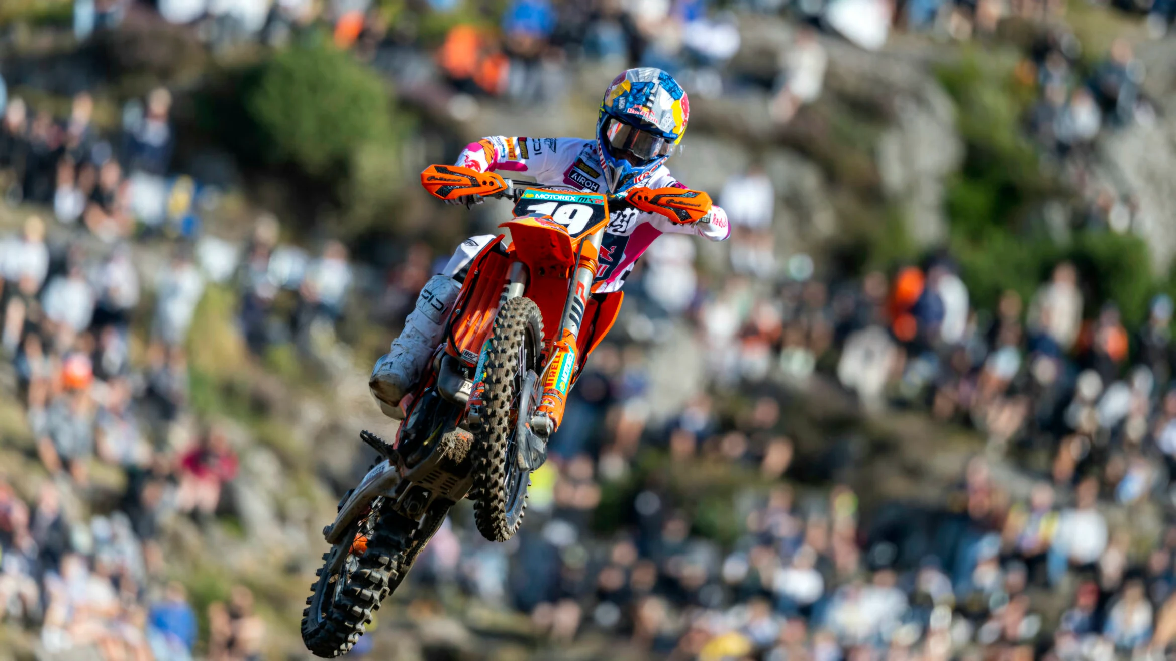 Sacha Coenen KTM-mel a 2026-os Svéd MX2 Nagydíjon levegőben van egy ugrató miatt.