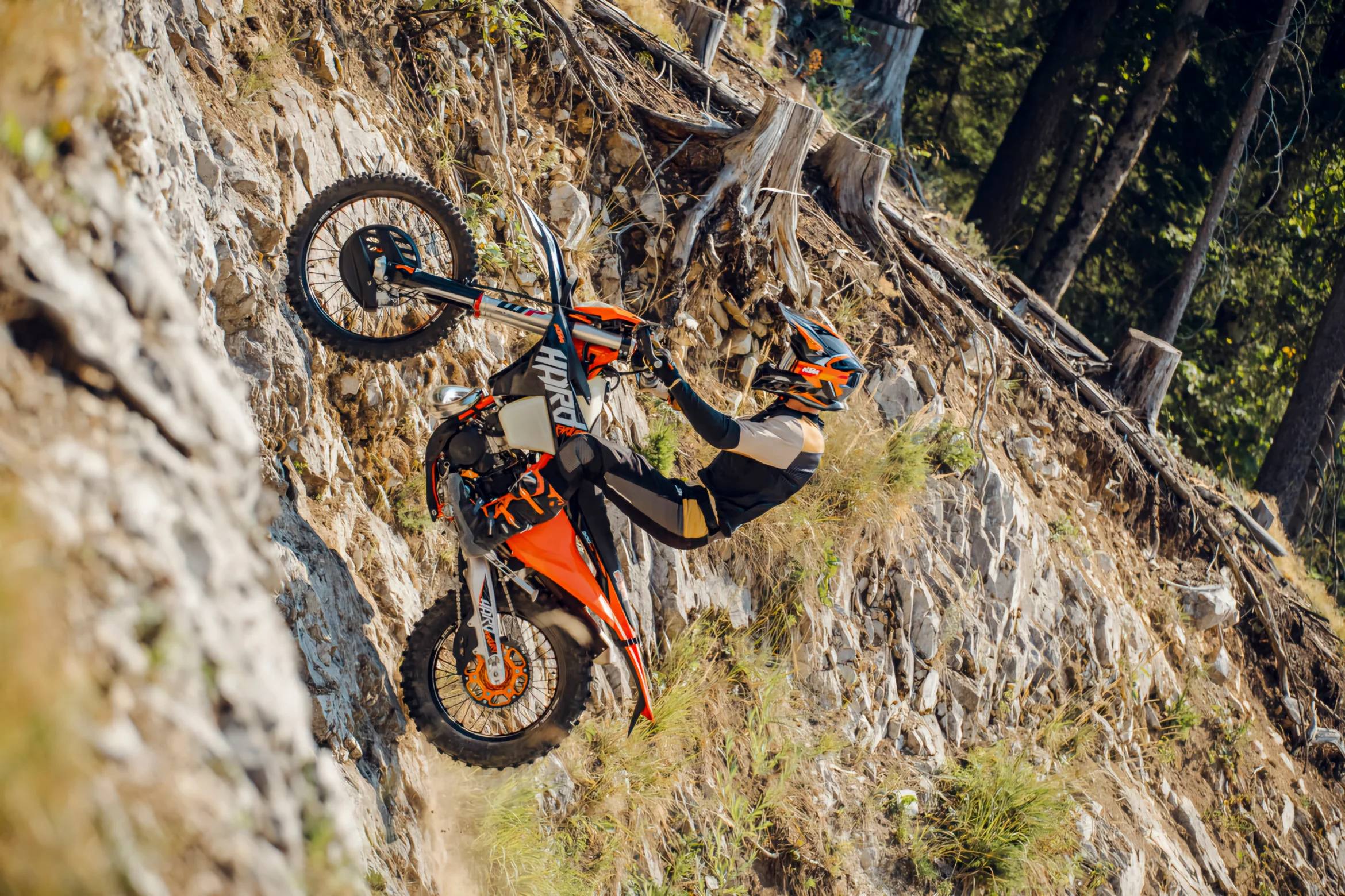 2027-es KTM 300 EXC HARDENDURO terepen, extrém endurózás közben