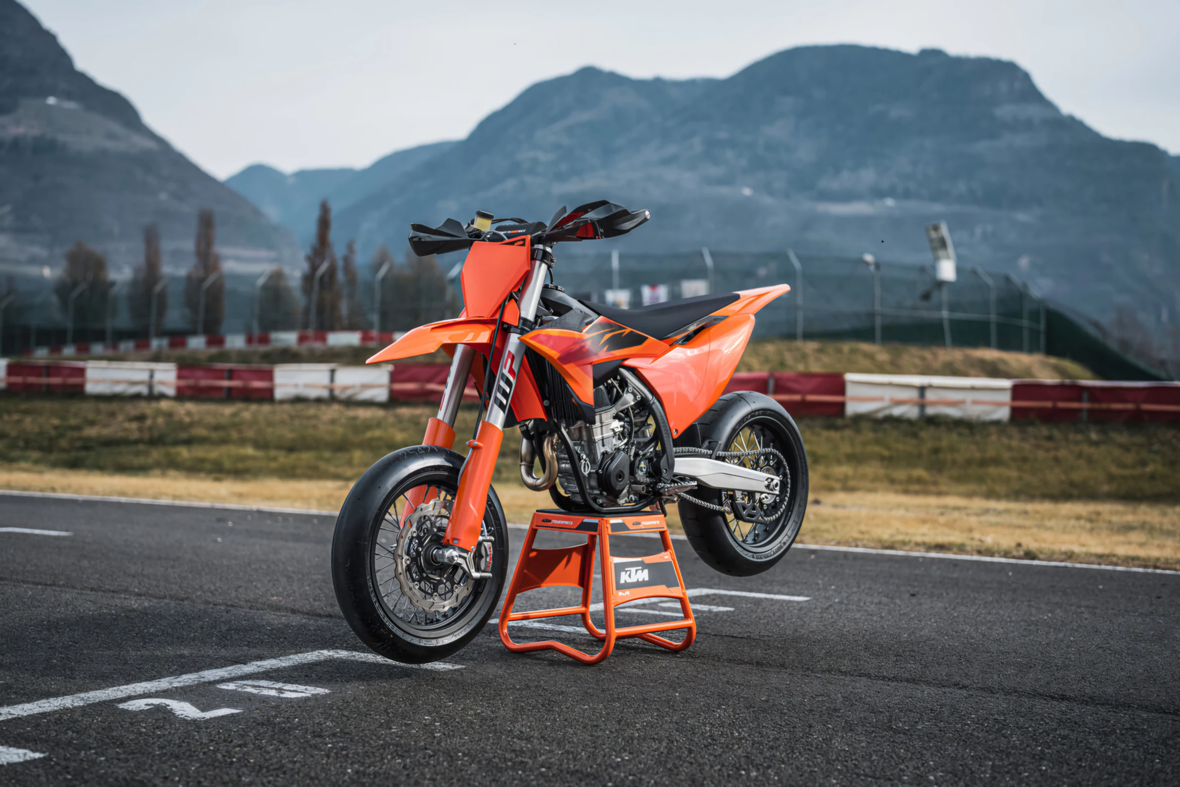 2027-es KTM 450 SMR Supermoto versenypályán