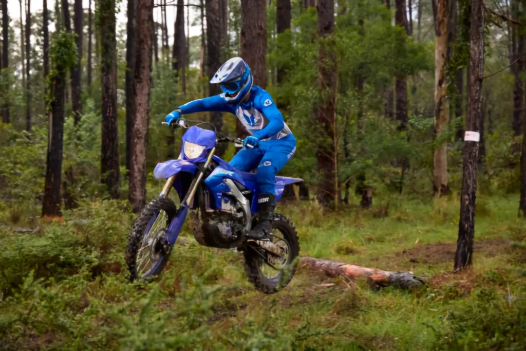 Yamaha WR250F 2027 enduró motor menet közben