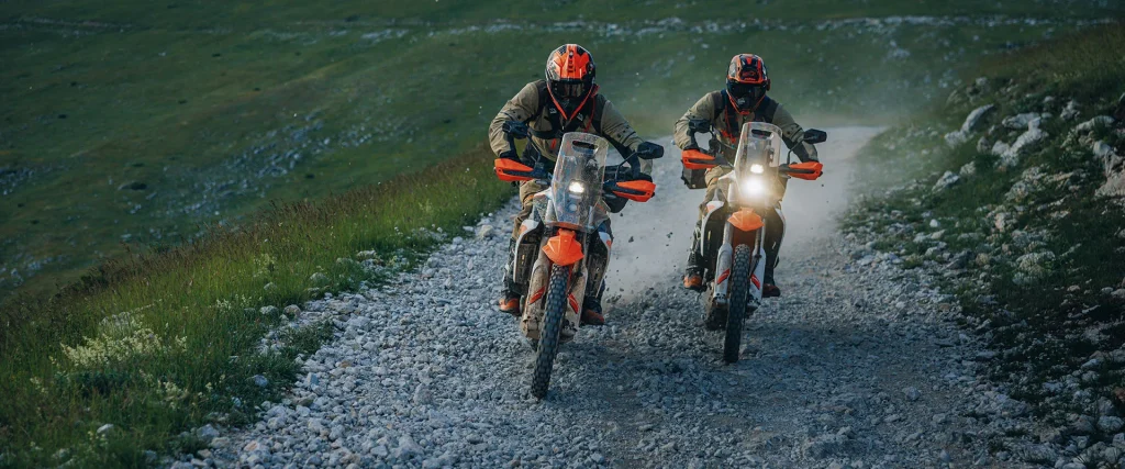 2027 KTM 690 RALLY terepen, rally felszereltséggel