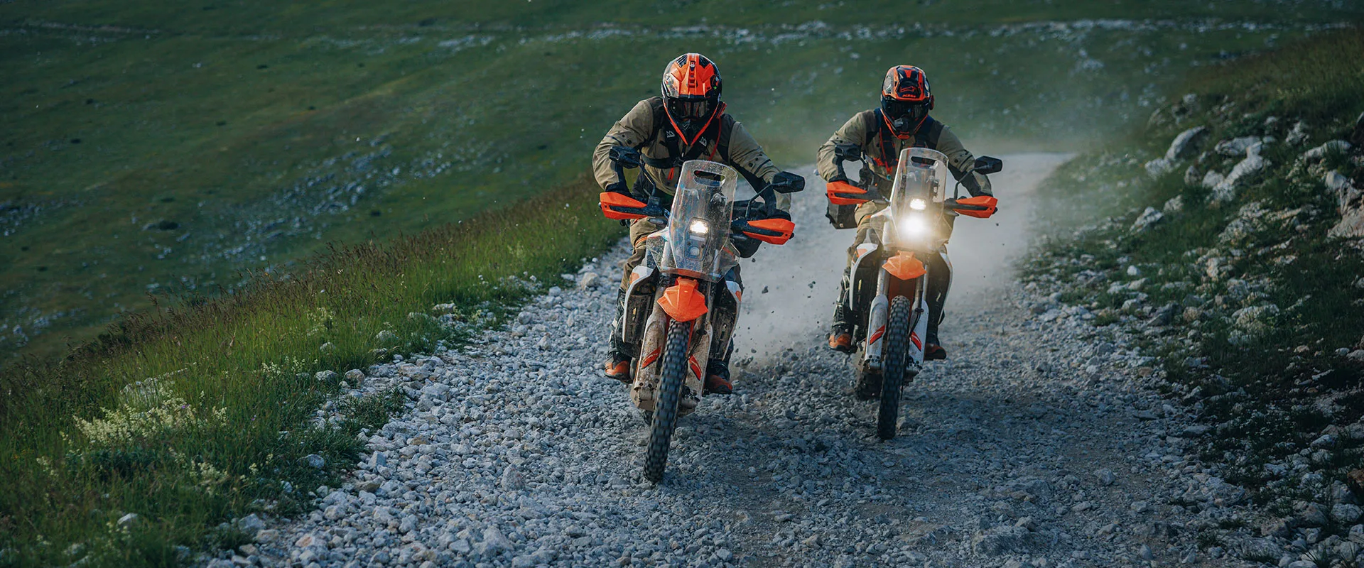 2027 KTM 690 RALLY terepen, rally felszereltséggel