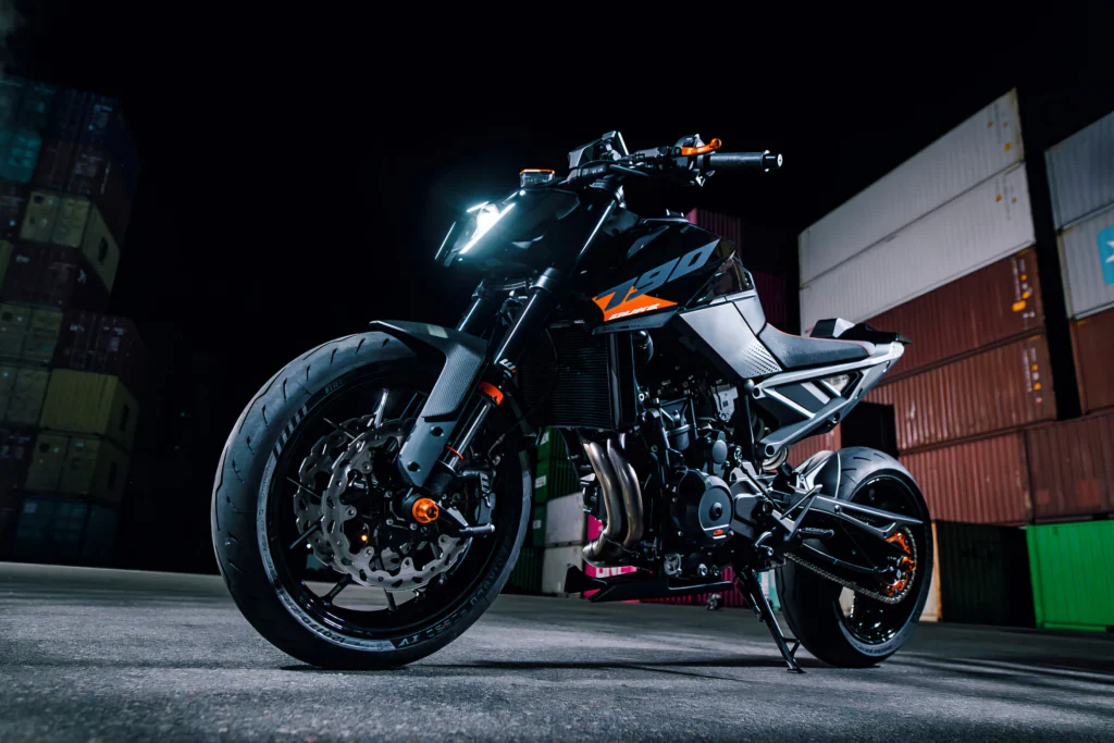 2027 KTM 790 Duke fekete színben