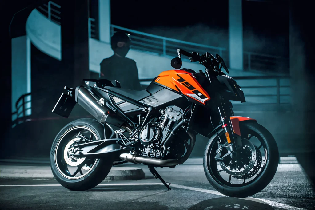 2027 KTM 790 Duke narancssárga színben