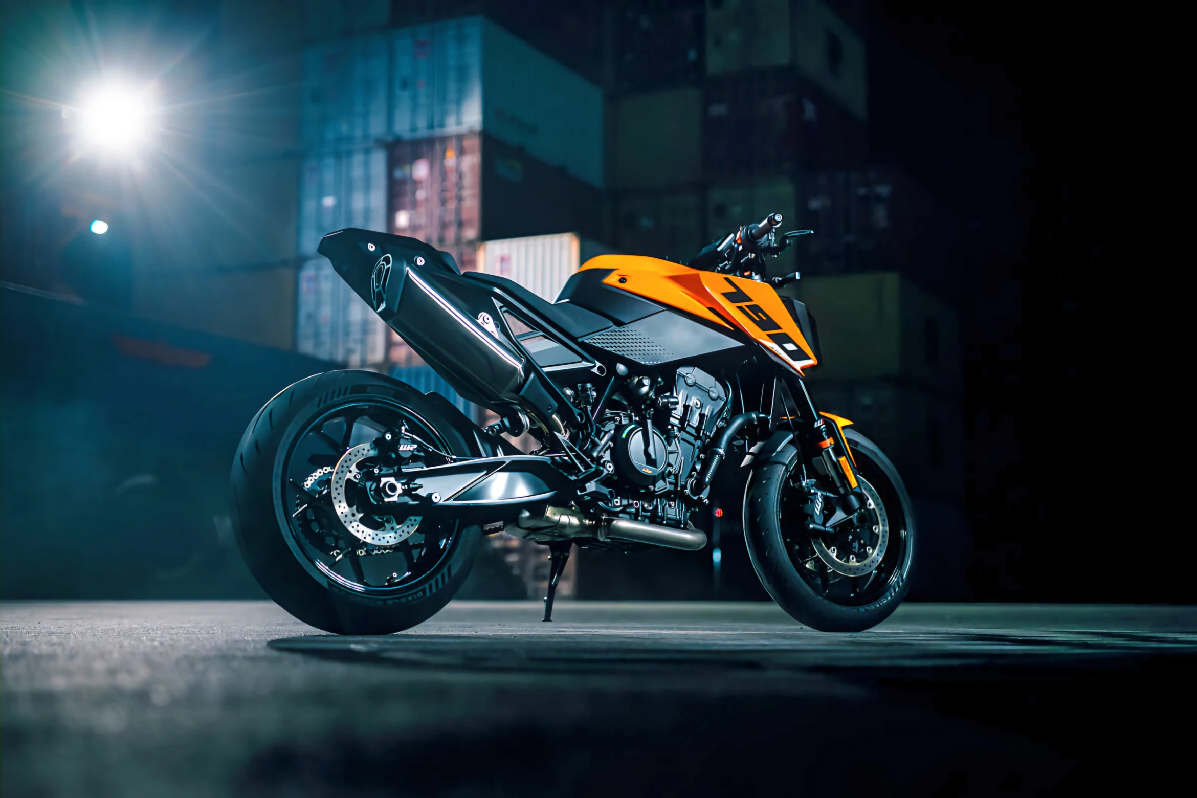 2027 KTM 790 Duke narancssárga színben