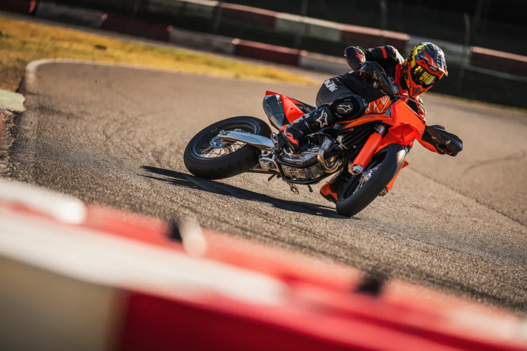 2027-es KTM 450 SMR nagy bedöntésben aszfaltos Supermoto pályán
