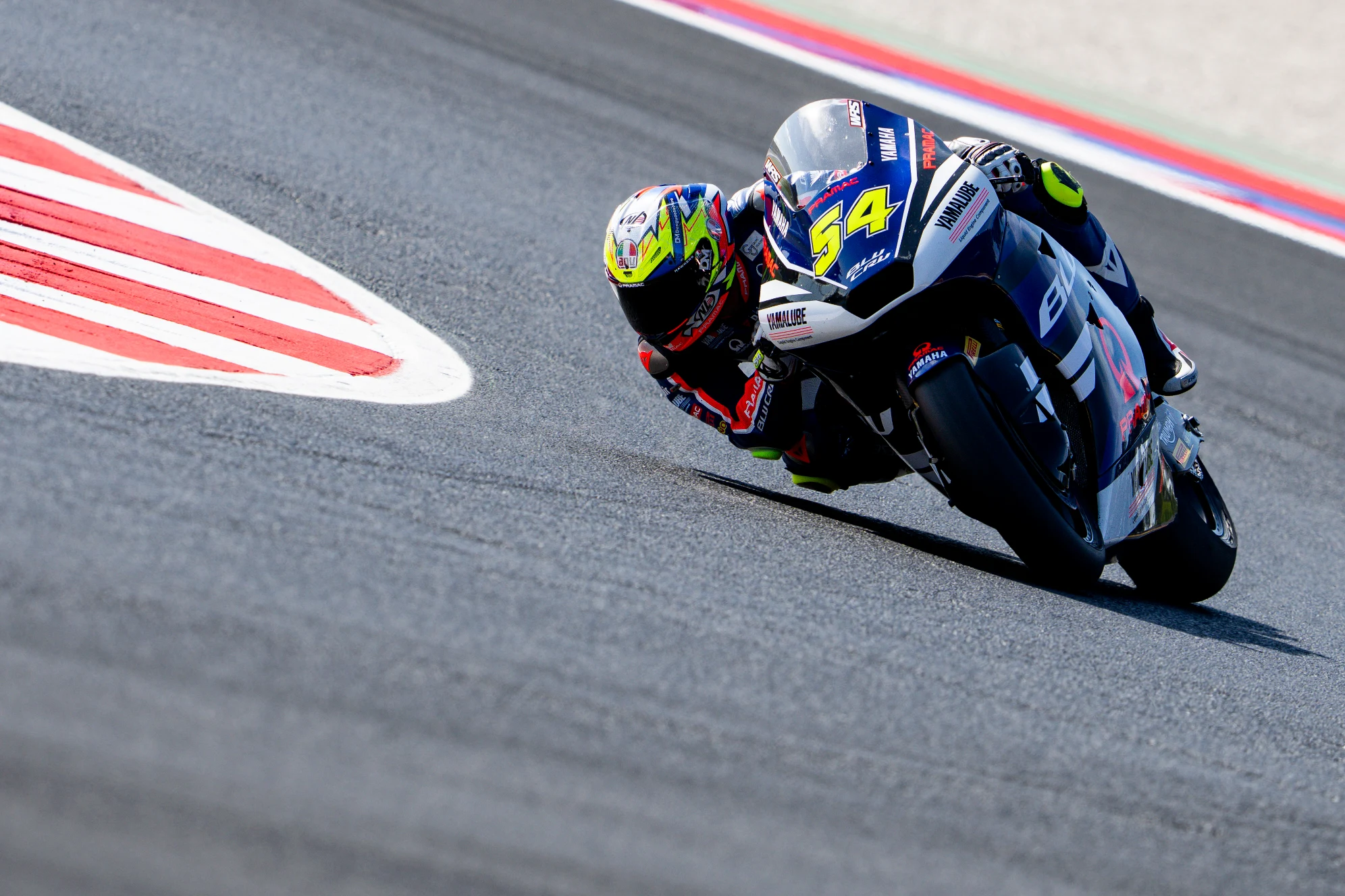 Alberto Ferrández az 54-es BLU CRU Pramac Yamaha Moto2 motorral Misanóban