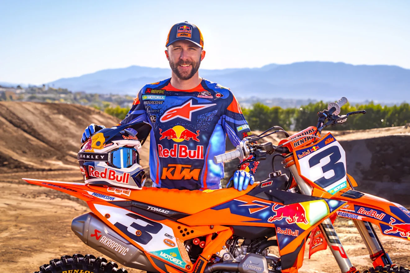 Eli Tomac a Red Bull KTM versenymotorja mellett a 2026-os szezonban