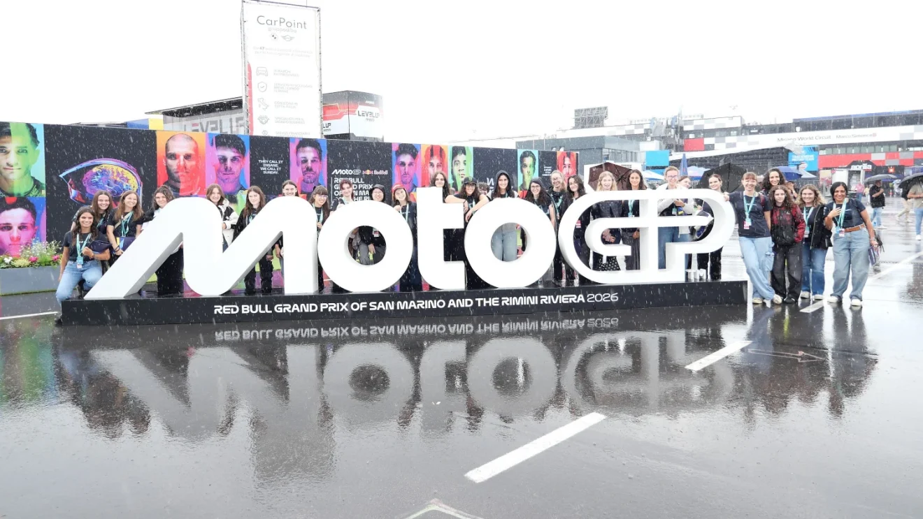 A TogetHER program résztvevői a MotoGP felirat előtt a 2026-os misanói versenyhétvégén