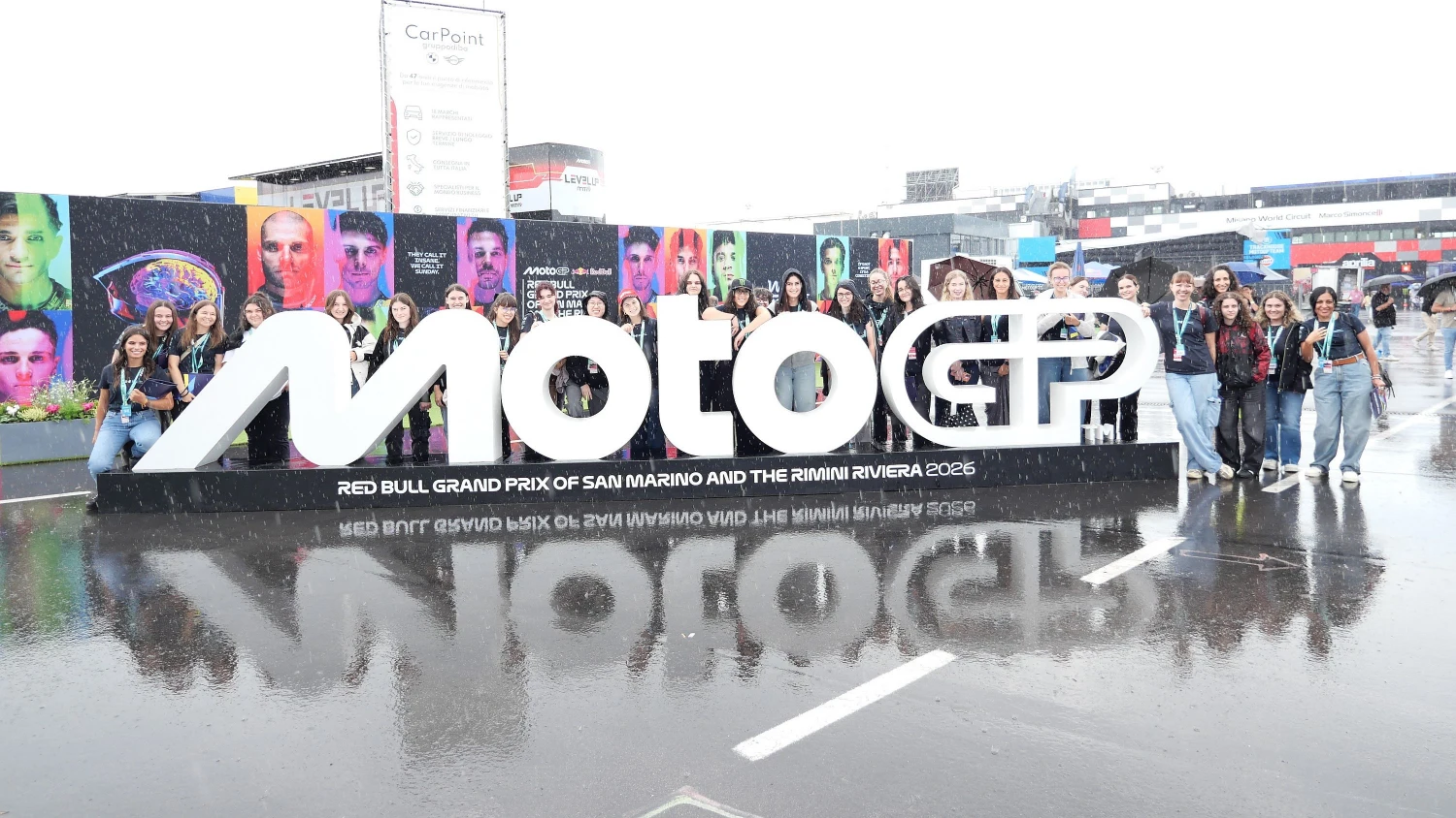 A TogetHER program résztvevői a MotoGP felirat előtt a 2026-os misanói versenyhétvégén
