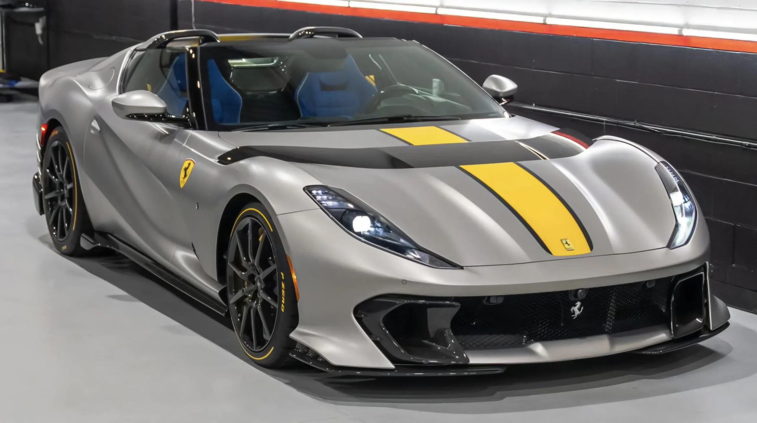 Ezüst színű Ferrari az AMTS rendezésében RS Event autó és motor kiállításon.