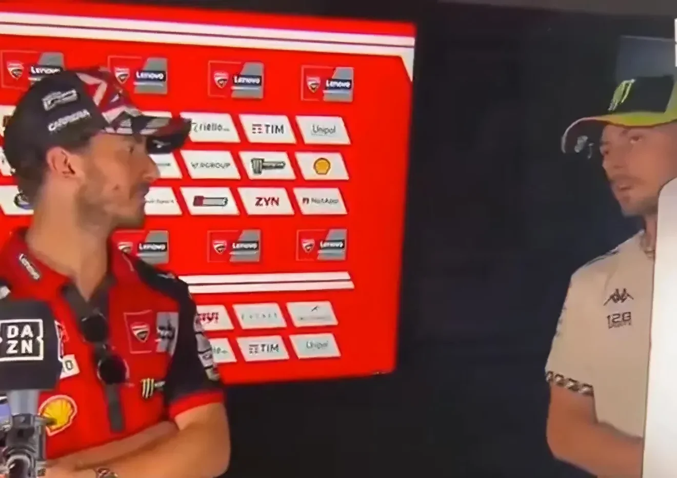 Francesco Bagnaia Pecco és Fabio Di Giannantonio beszélget a San Marinó-i Nagydíj után. Pecco azaz Bagnaia azt mondta hogy a Ducatinál nem engedik meg a gyári beállitásokat.