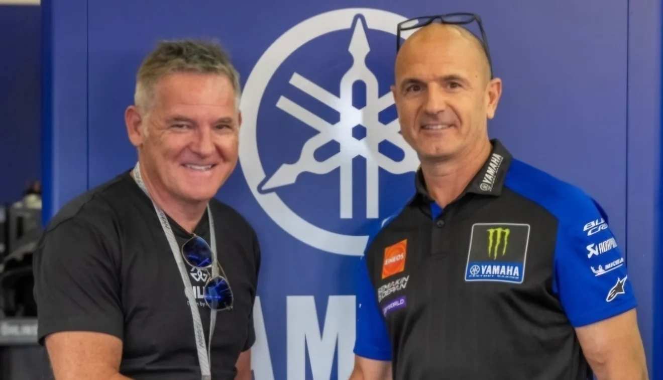 A GILLES Tooling és a Monster Energy Yamaha MotoGP képviselői a Yamaha MotoGP-boxban