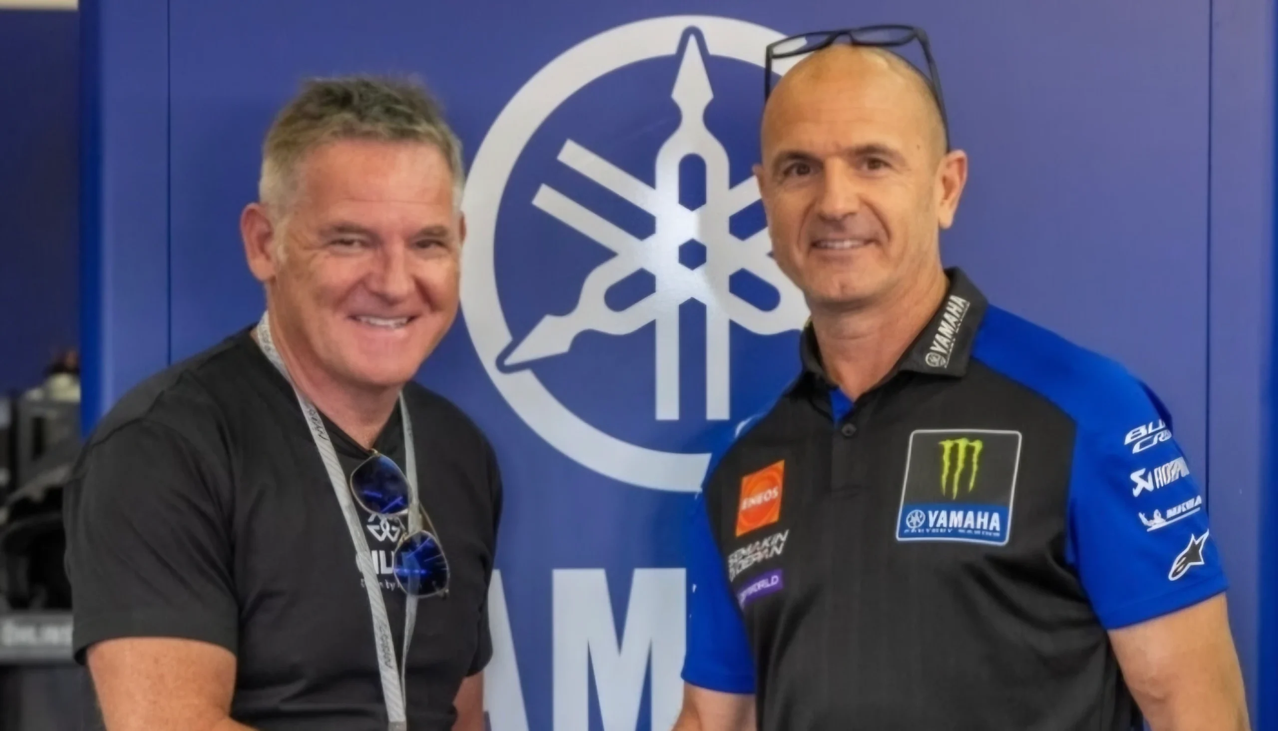 A GILLES Tooling és a Monster Energy Yamaha MotoGP képviselői a Yamaha MotoGP-boxban