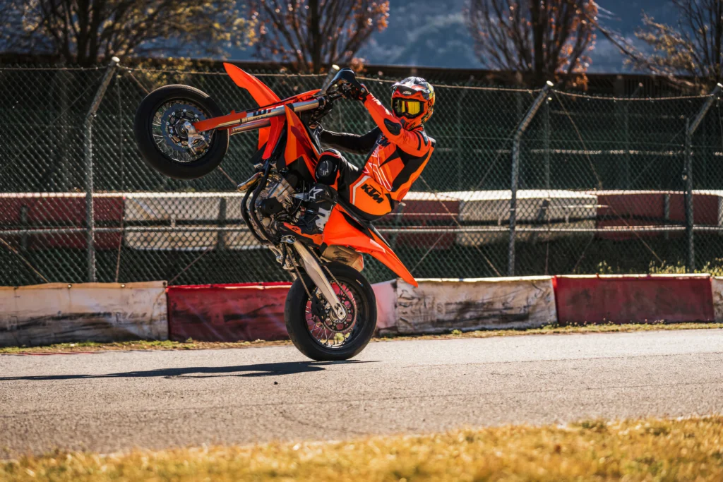 2027-es KTM 450 SMR Supermoto motor egykerekezés közben a versenypályán
