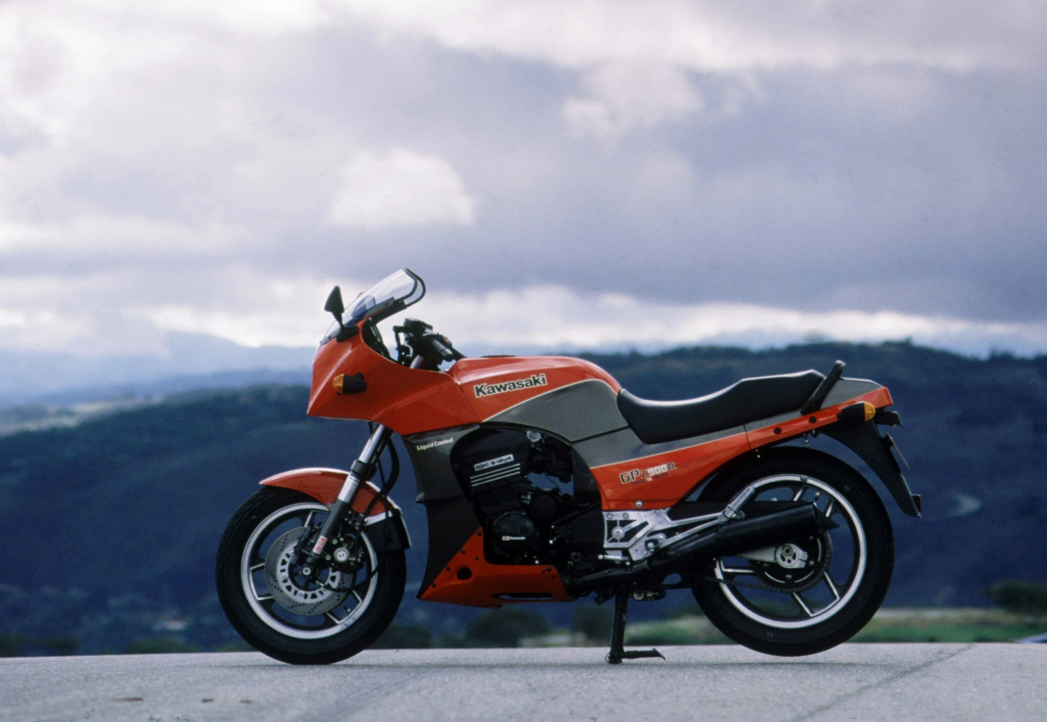 Piros színű Kawasaki GPz900R