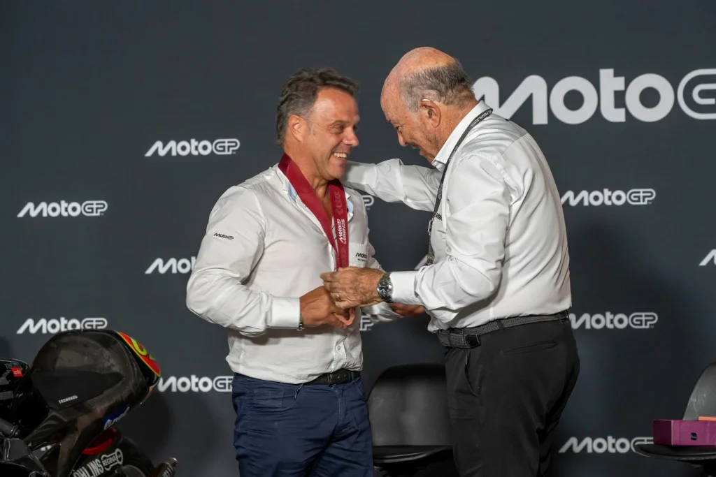 Loris Capirossi MotoGP Legenda avatásán ahol épp átadják neki a díjat.