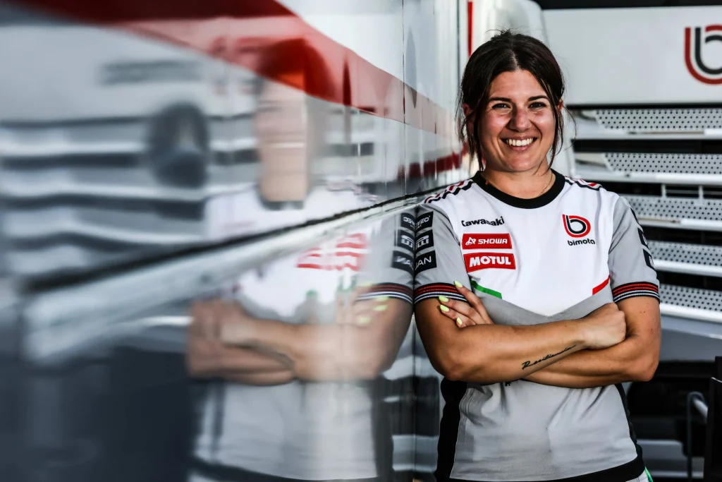 Mara Soto WorldSBK gumitechnikus munka közben a paddockban