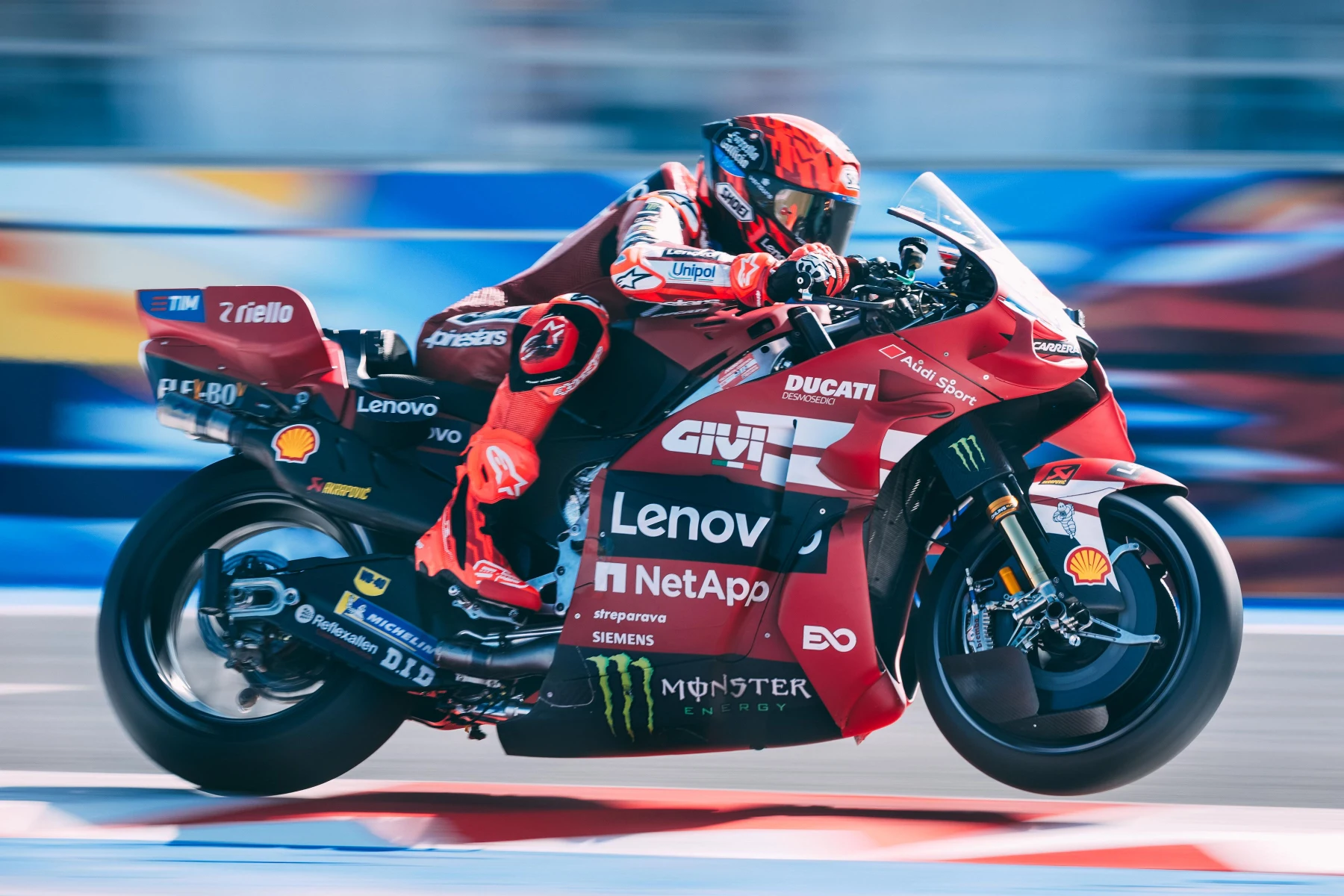 Marc Márquez a Ducati Lenovo Team MotoGP motorjával a misanói pénteki edzésen