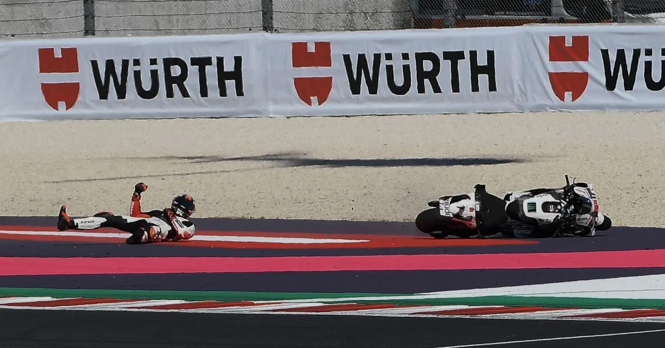 Marco Bezzecchi balesete amikor kicsìszott az első kereket a San Marino nagydíjon. Misano futamon ez volt a futam legnagyobb balesete.