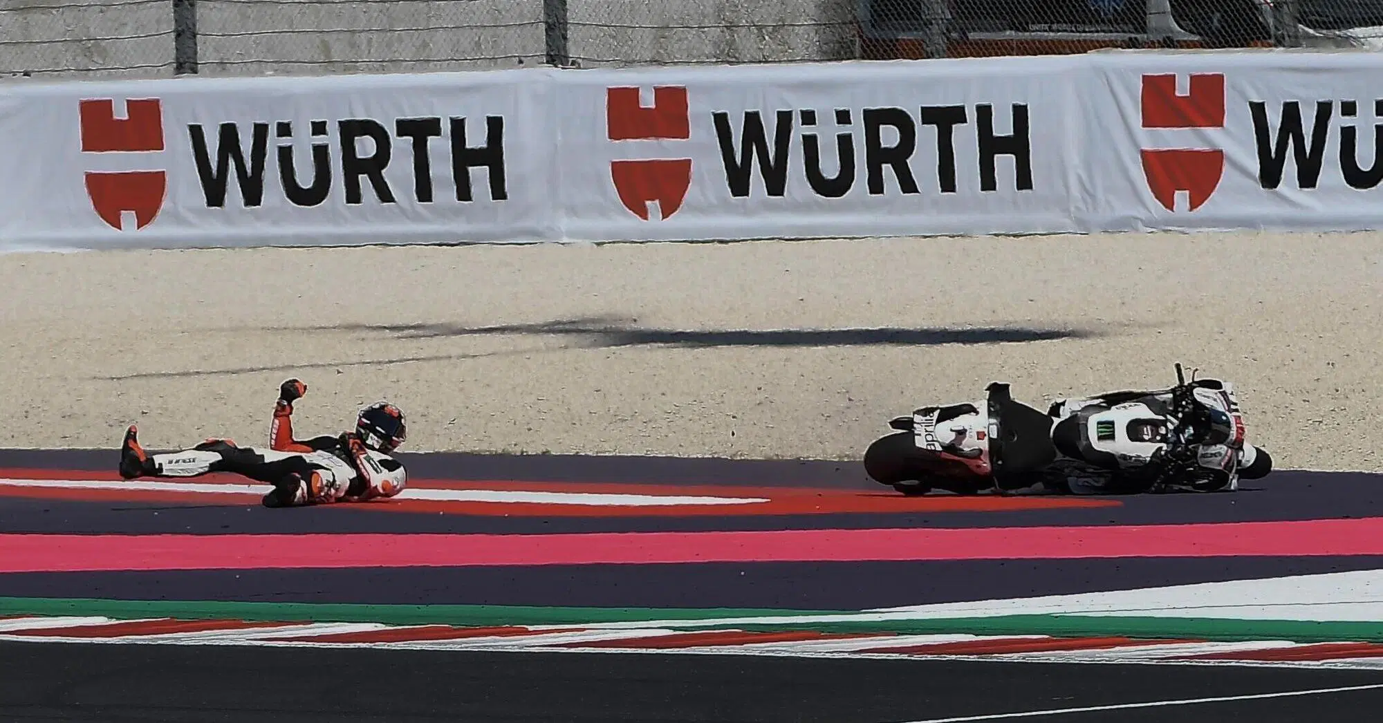Marco Bezzecchi balesete amikor kicsìszott az első kereket a San Marino nagydíjon. Misano futamon ez volt a futam legnagyobb balesete.