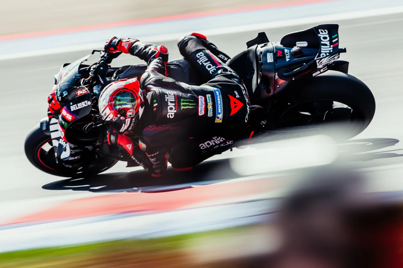Marco Bezzecchi az Aprilia Racing MotoGP motorjával a misanói pénteki edzésen