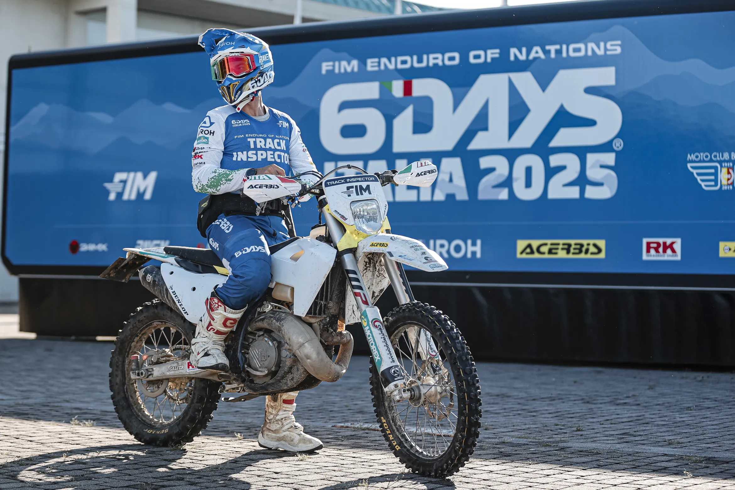 Maurizio Micheluz a versenymotorján ül