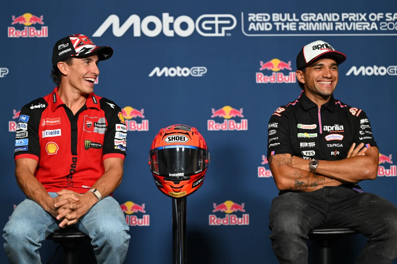 MotoGP Misano Media Day. Marc Márquez és Bezzecchi adnak interjút egymás mellett ülve a jól megszokott jó hamgulatukban mosolyogva.