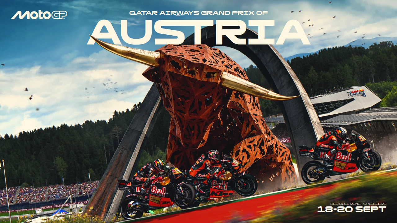 Ausztriai Red Bull Ring szimbolikus Bika szobor előtt halad el a MotoGP mezőny