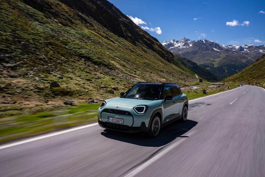Mini Cooper Aceman SE szemből nézve az eleje
