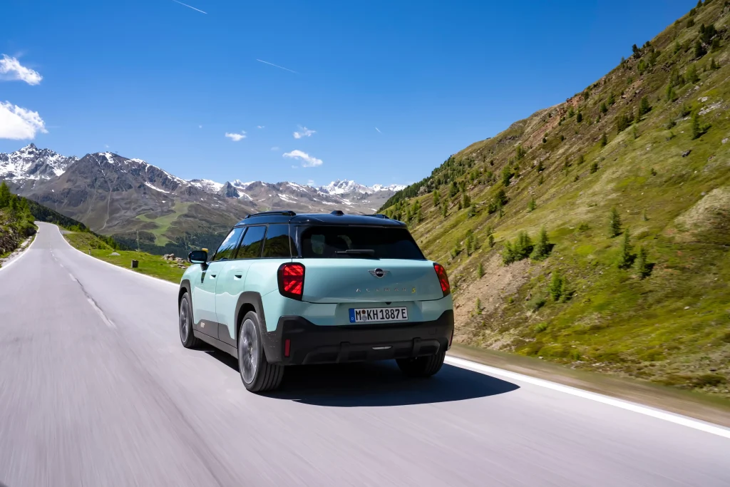Mini Cooper Aceman SE hátulról nézve a hátulja
