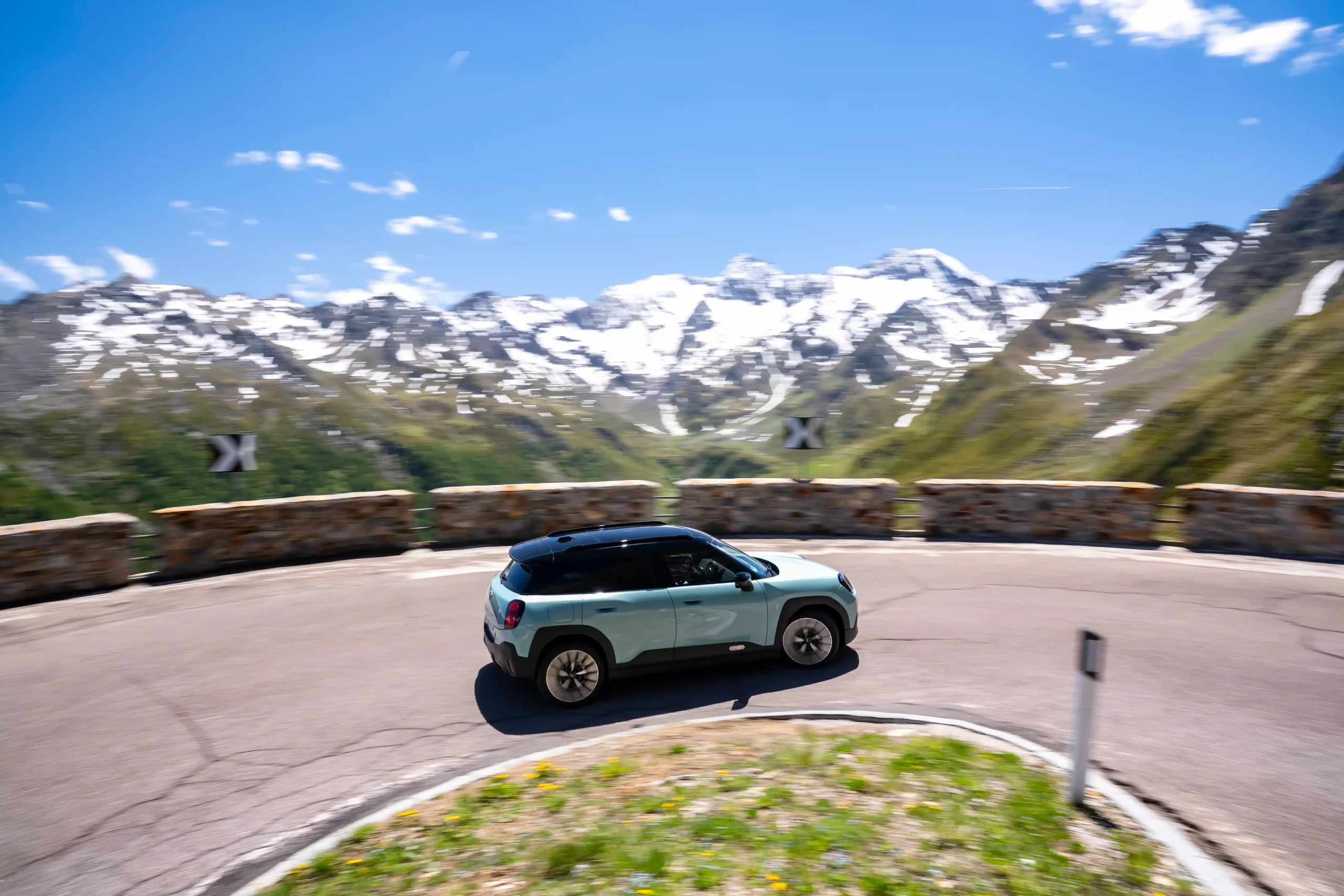 Mini Cooper Aceman SE hajtűkanyarban
