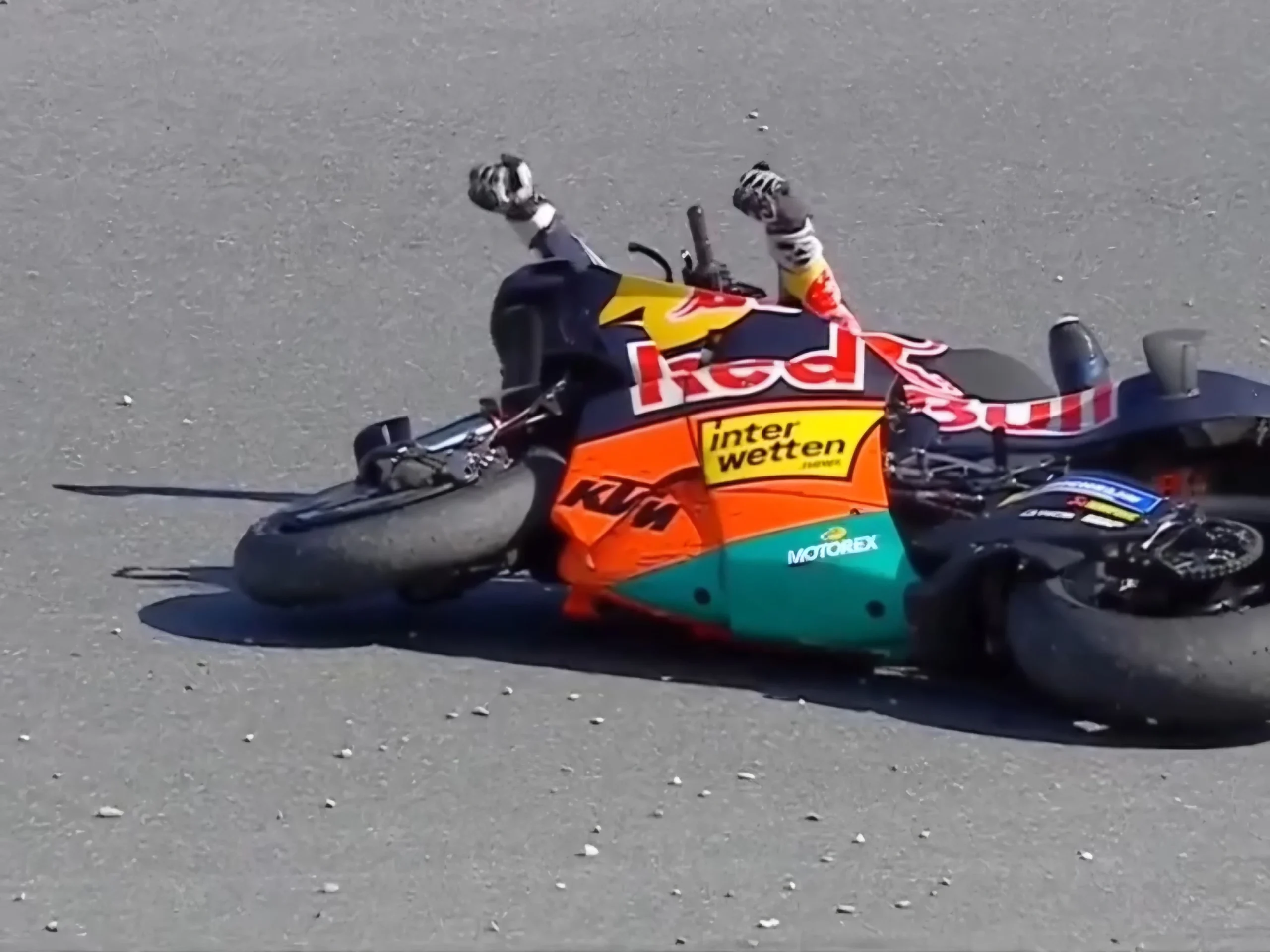 Pedro Acosta kamu balesettel ünnepelte meg a MotoGP győzelmet Ausztriában a Red Bull Ringen a 2a kanyarban