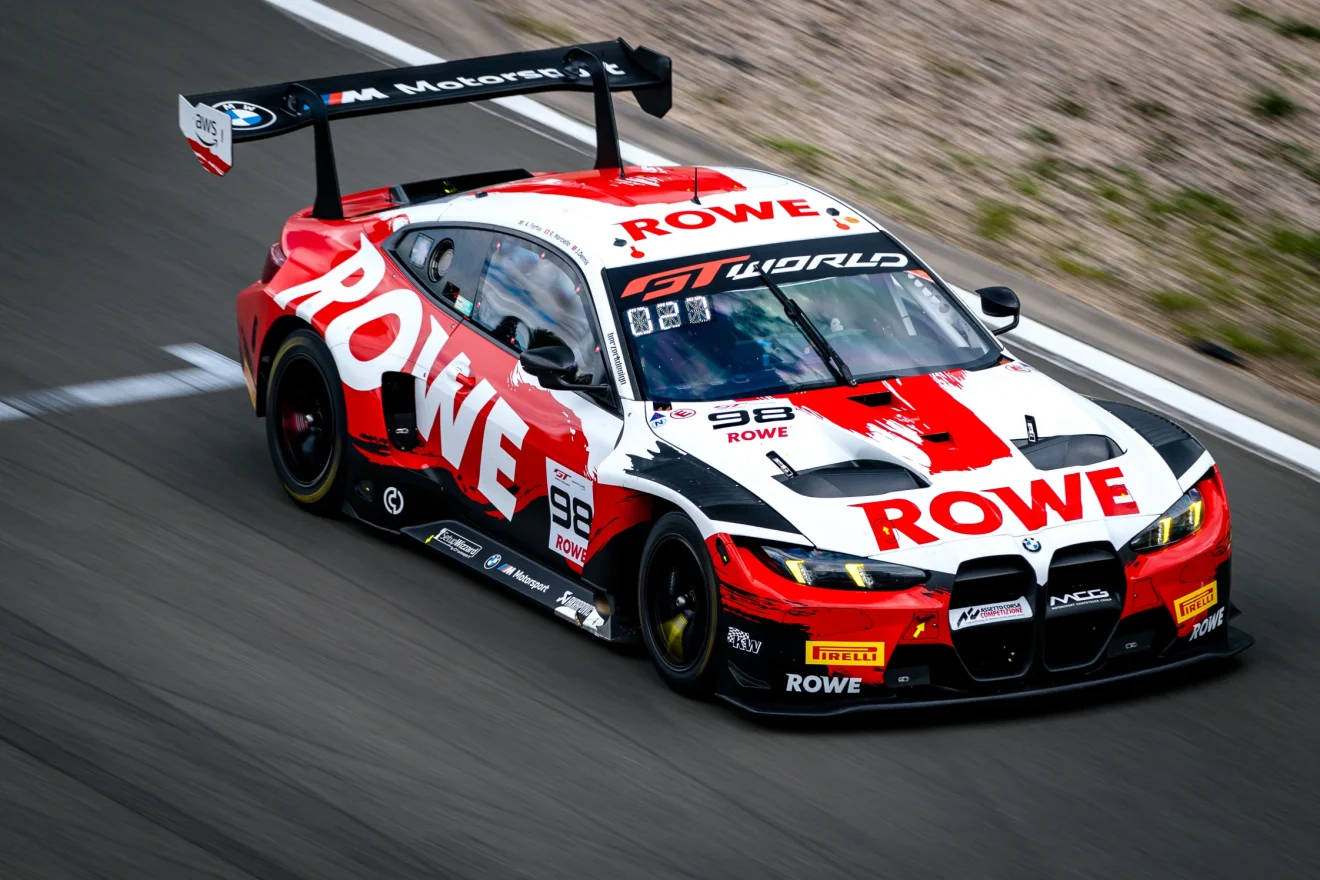 A Team WRT 30-as BMW M4 GT3 EVO versenyautója a Nürburgringen