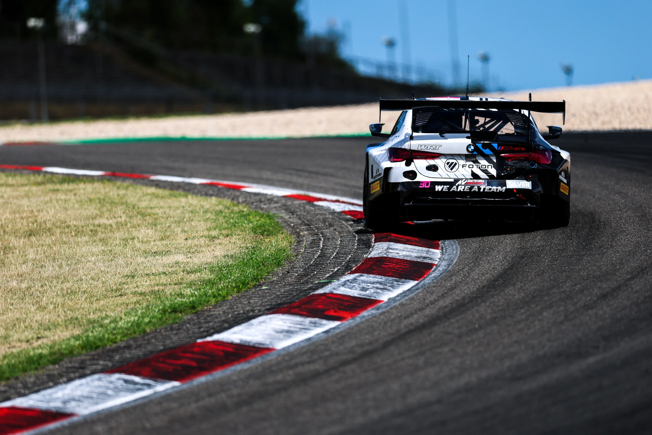 Team WRT 30-as BMW M4 GT3 EVO versenyautója a Nürburgringen