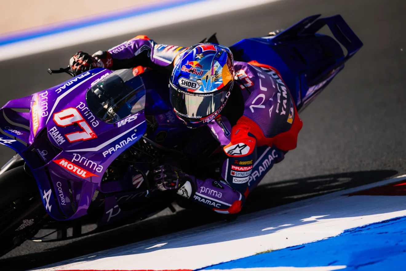 Toprak Razgatlıoğlu Prima Pramac szineiben San Marino pénteki szabad edzésen egy éles balos kanyarban mélyre dönti a motorját.