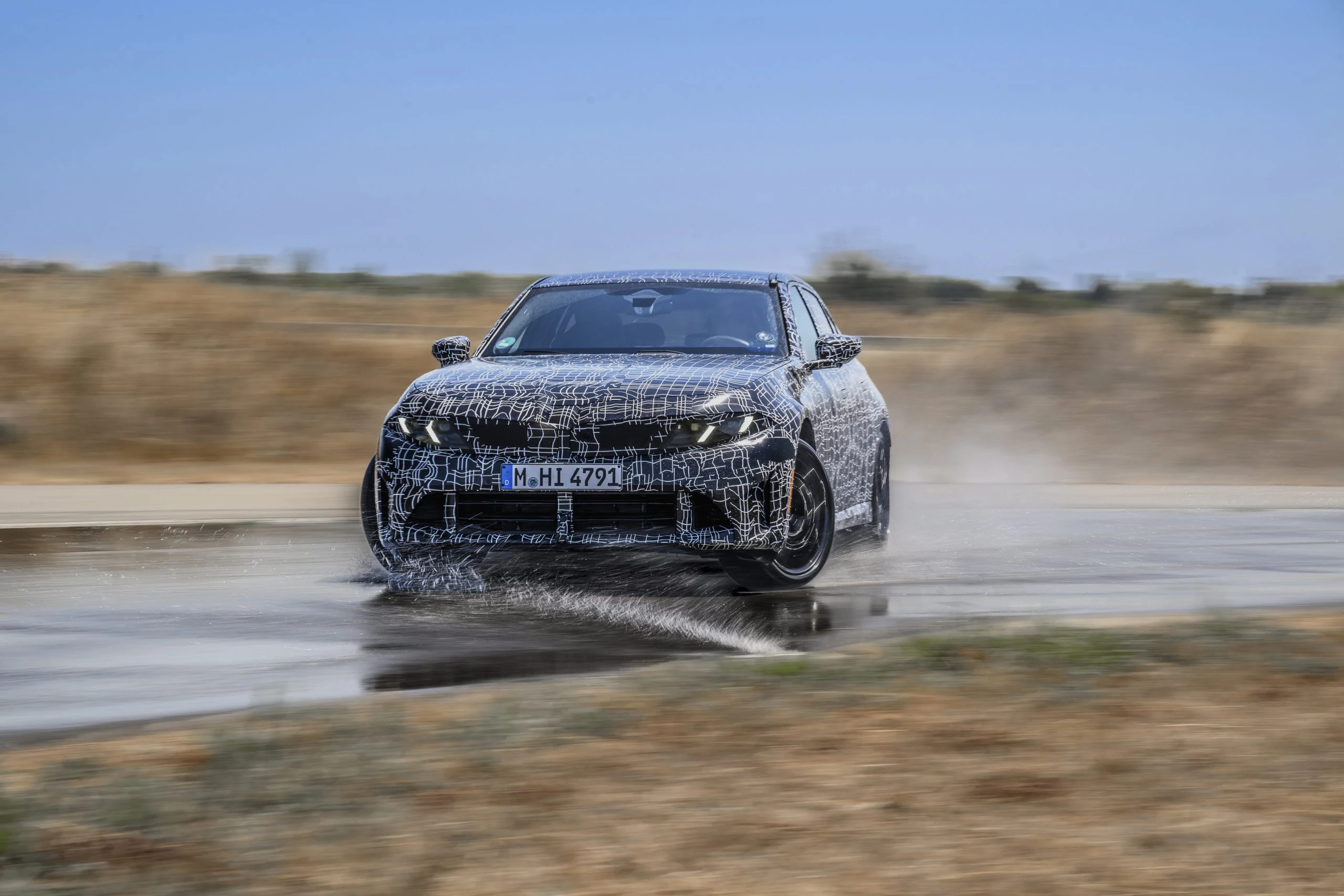 Álcázott új BMW 3-as M350 xDrive prototípus menetdinamikai teszten Miramasban