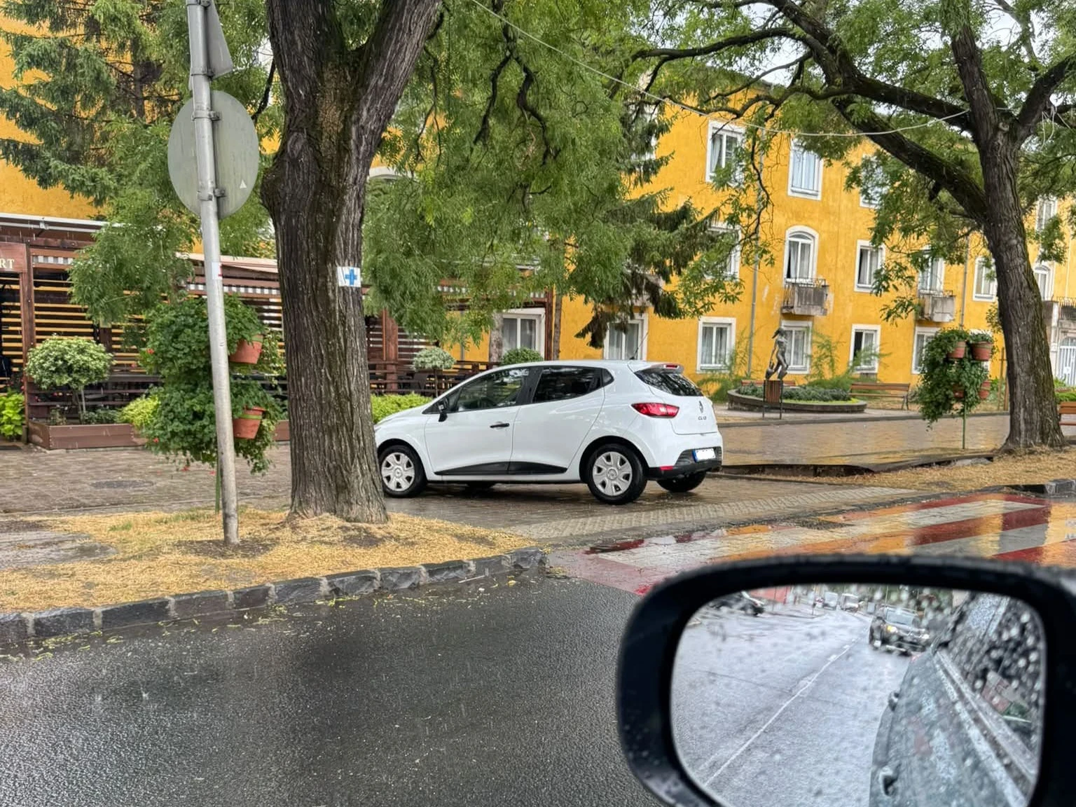 Várpalota Szent István út gyalogátkelőhelynél a járdán parkoló autó.