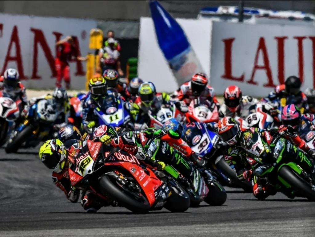 A WorldSBK mezőnye szoros csatában a Superbike-világbajnokság egyik futamán