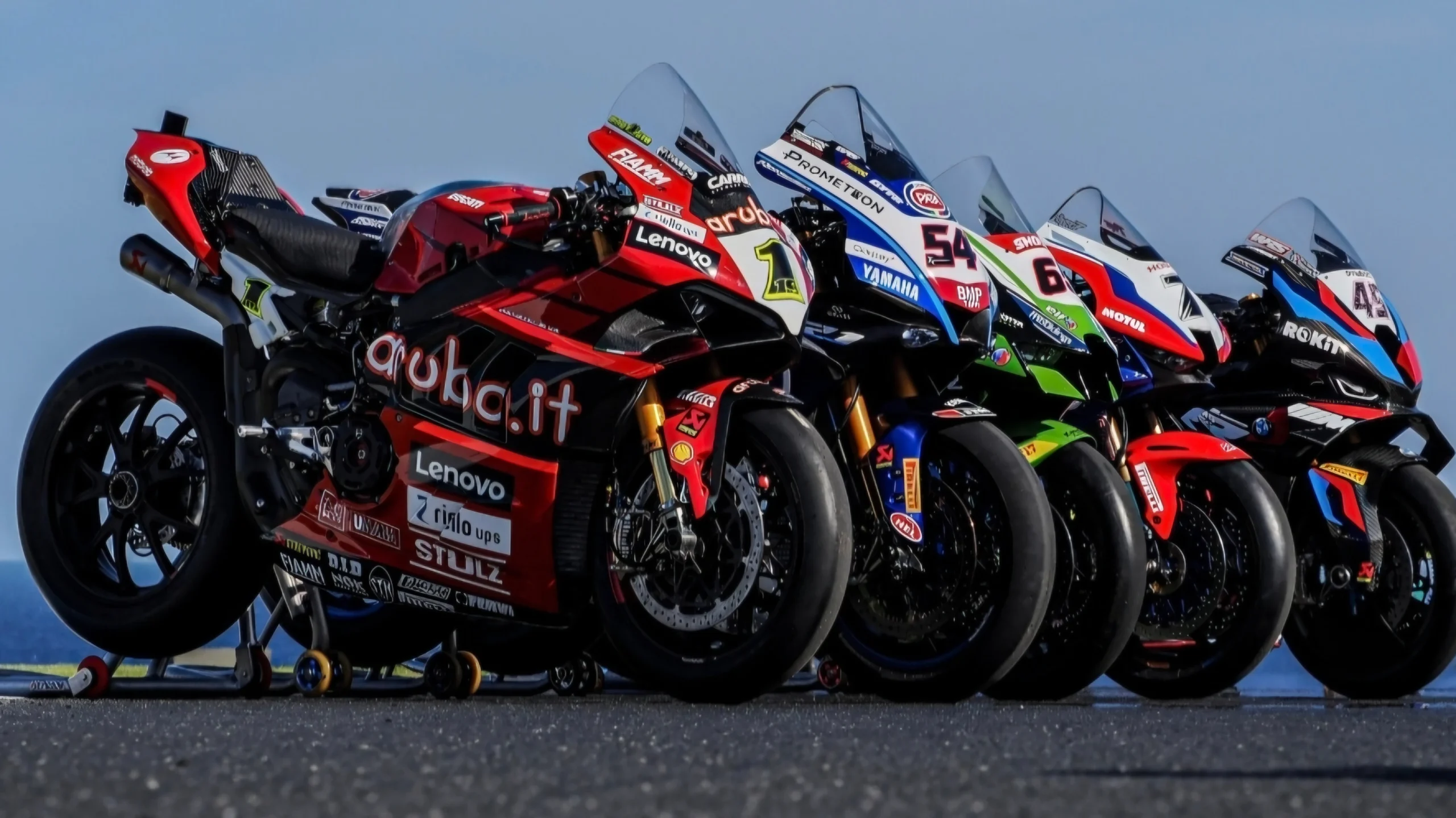 WorldSBK versenymotorok egymás mellett a Superbike-világbajnokság paddockjában