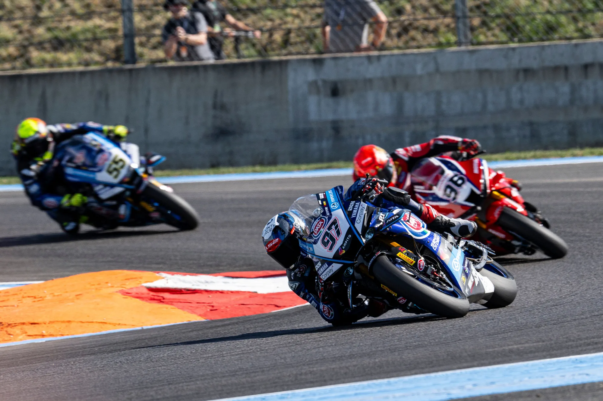 Xavi Vierge Magny-Cours pályán mélyre döntötte a motort és úgy kanyarodik hogy leér a térdvédő és a könyöke egy éles jobbos kanyarban.