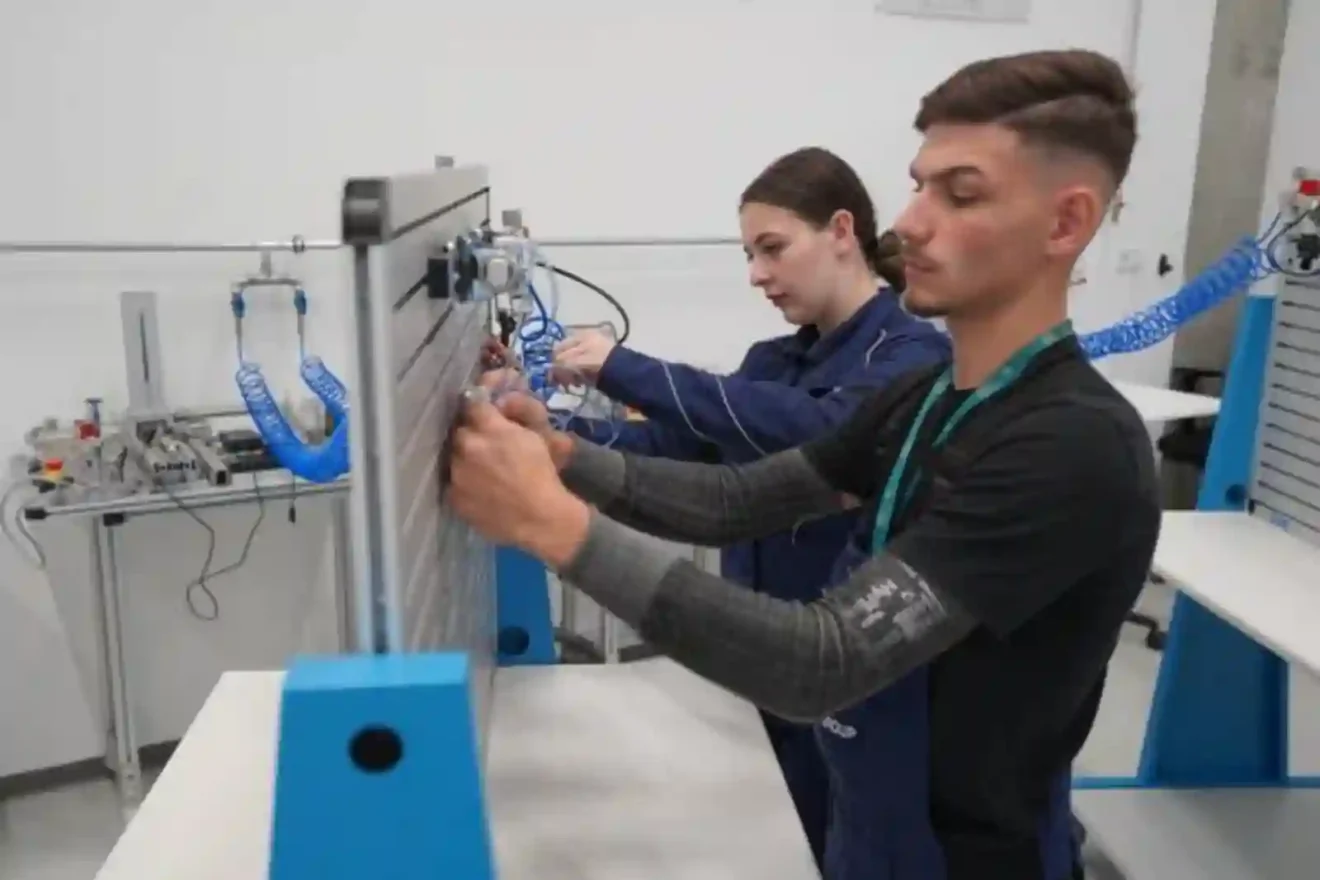 Tanulók gyakorlati képzésen a BMW Group Gyár Debrecen duális szakképzési programjában