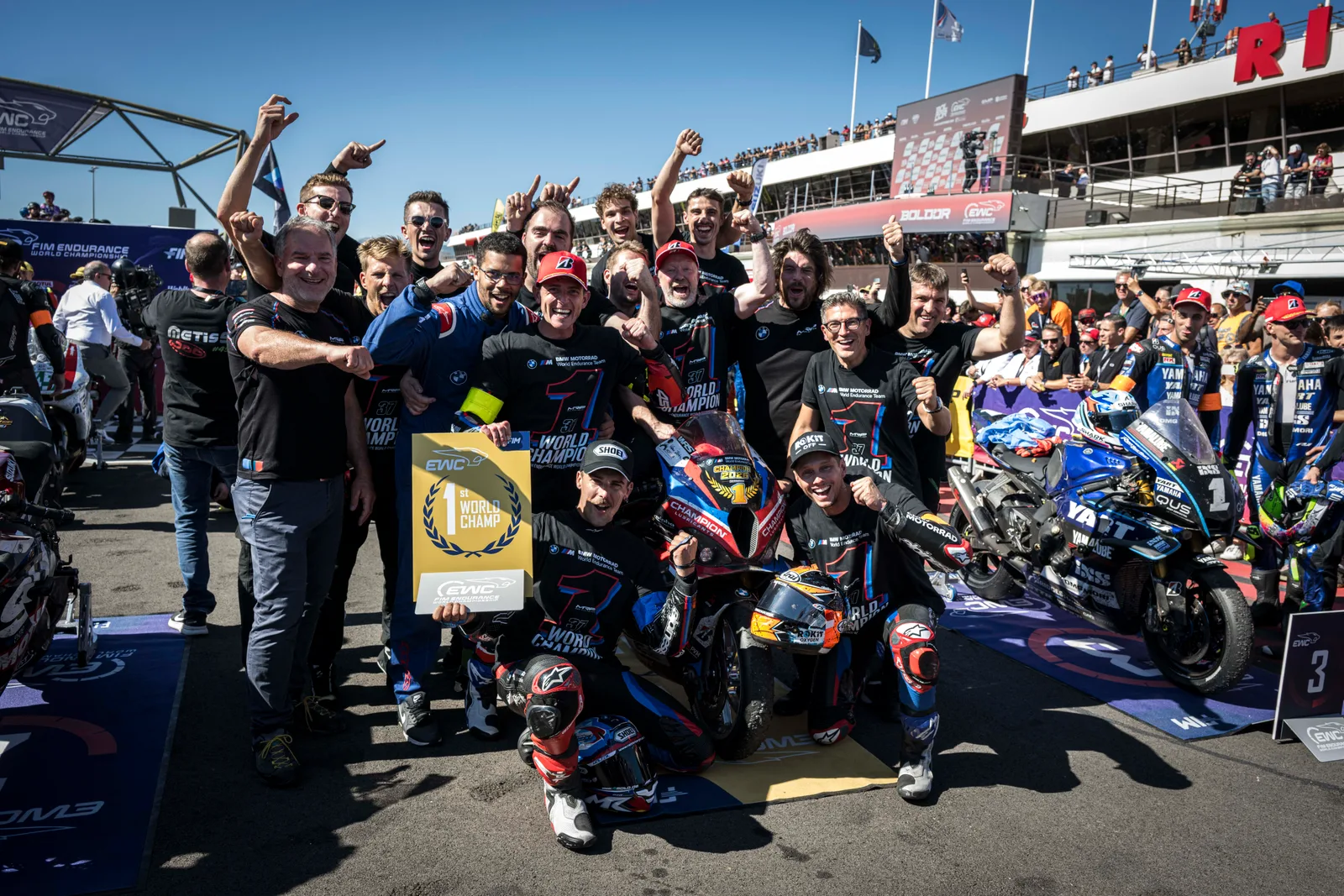 A BMW Motorrad World Endurance Team a 2026-os EWC-világbajnoki cím ünneplésekor a Bol d’Oron