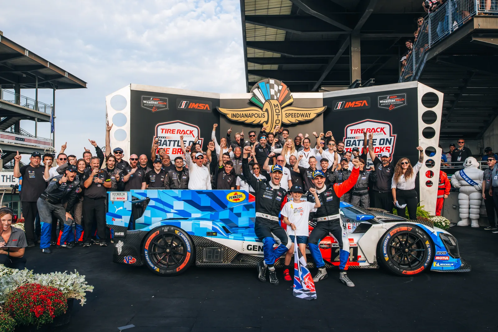 Dries Vanthoor és Sheldon van der Linde a #24-es BMW M Hybrid V8 mellett az indianapolisi IMSA-győzelem után