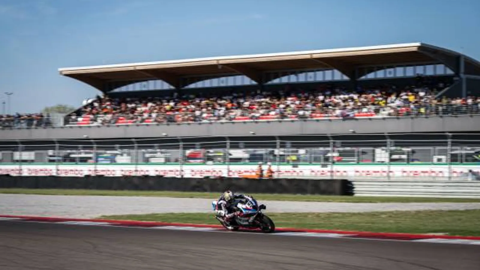 Danilo Petrucci BMW M 1000 RR motorral a 2026-os cremonai WorldSBK-fordulón