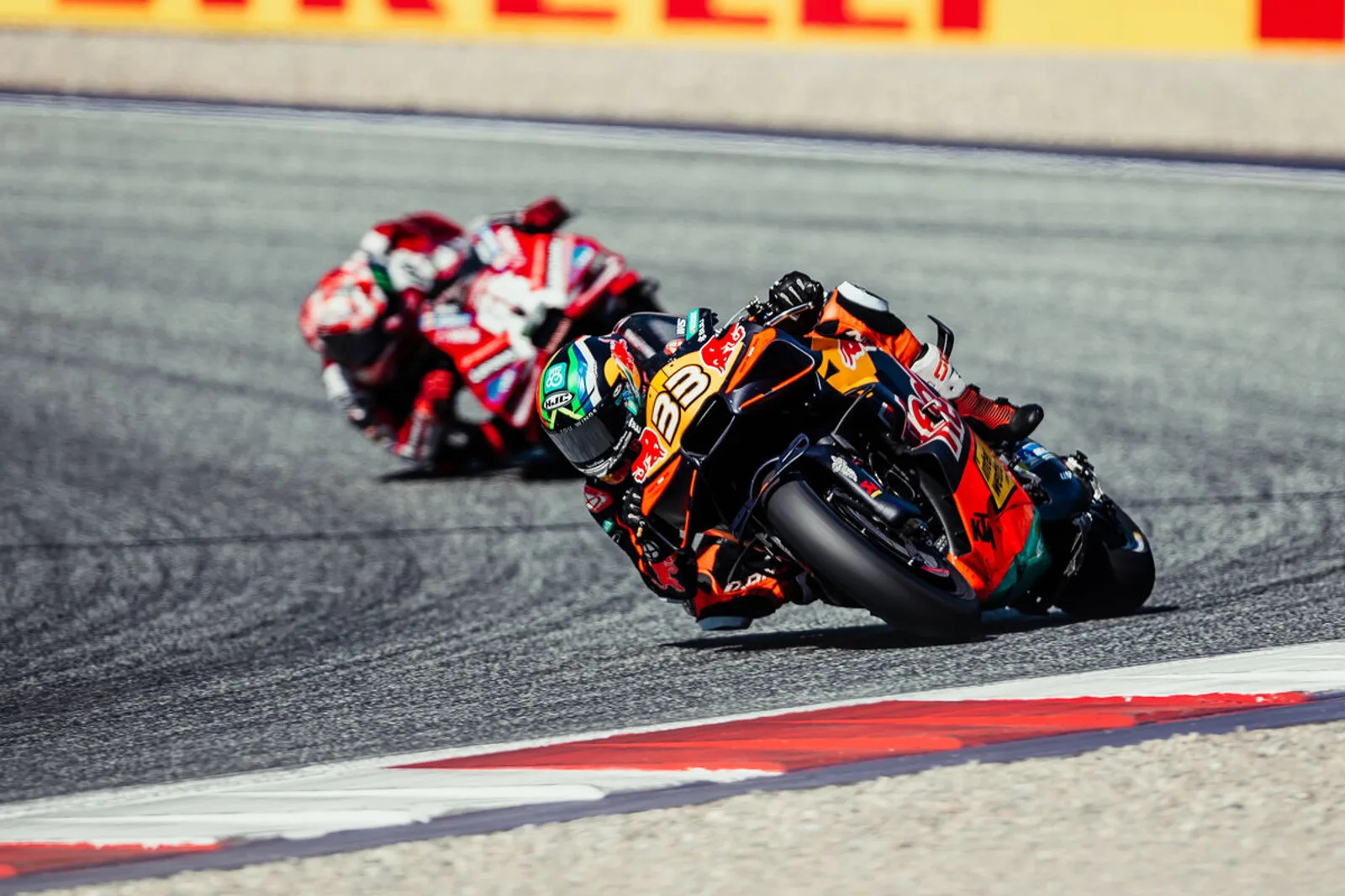 Brad Binder a 33-as Red Bull KTM Factory Racing MotoGP-motorral az Osztrák Nagydíjon