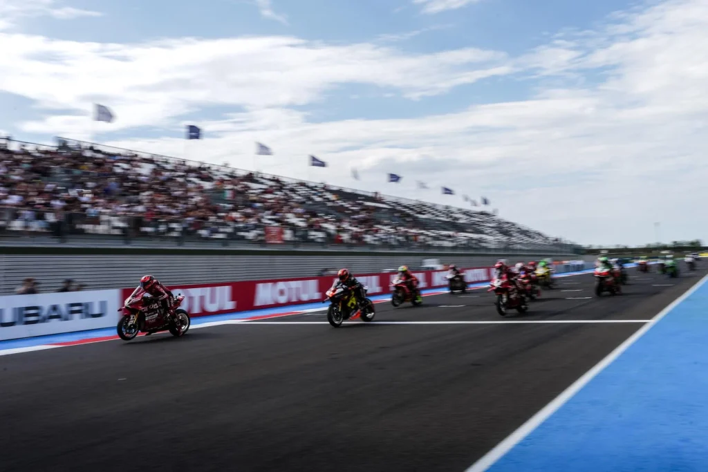 WorldSBK mezőny a Magny-Cours-i futam rajtja után