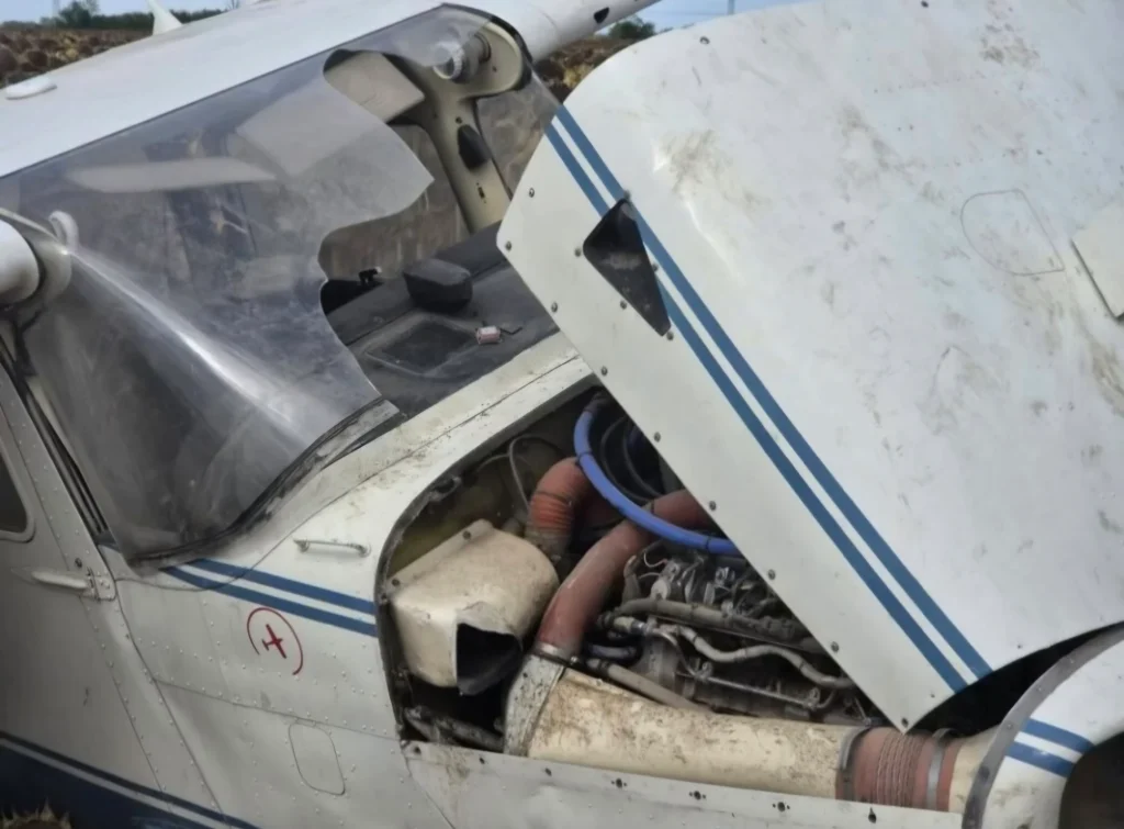 A Gerjen mellett kényszerleszállást végrehajtó Cessna 172-es kisrepülőgép sérült motortere